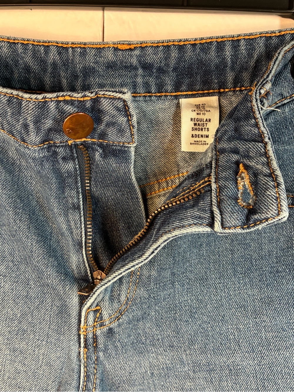 &Denim Women's Regular Waist Cuffed Denim Shorts Size 10 Medium Wash - Picture 2 of 6